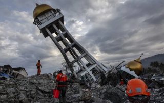 Characterizing large earthquakes before rupture is complete