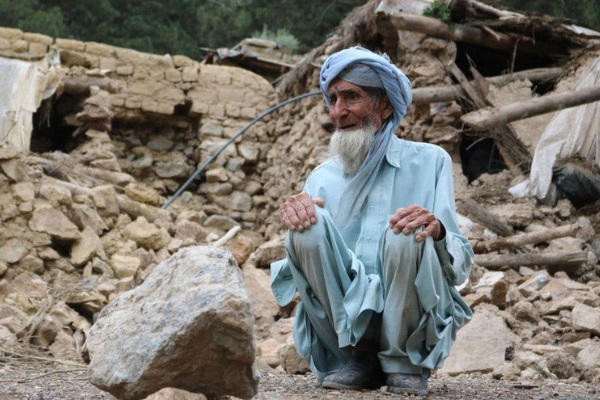 Devastating quake strikes Afghanistan, 1,000 dead